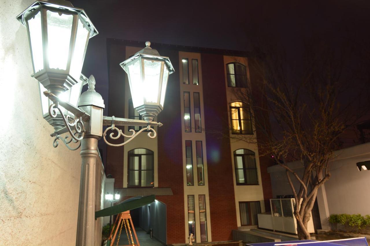 Granada Hotel And Restaurant Tbilisi Buitenkant foto
